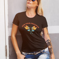 Γυναικείο μπλουζάκι με στάμπα/Colorful butterfly,μαύρο μπλουζάκι με στάμπα,μπλουζάκι κοντομάνικο,μπλουζάκι με σχέδιο,t-shirt με σχέδιο,μπλουζάκι με πεταλούδα,ελευθερία,free spirit.