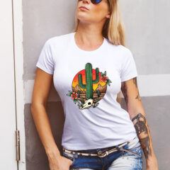 Γυναικείο μπλουζάκι με στάμπα/Wild west,λευκό μπλουζάκι με στάμπα,μπλουζάκι κοντομάνικο,μπλουζάκι με σχέδιο,t-shirt με σχέδιο,κάκτος,cactus,wild,nature,sunset,colorful,tattoo style.