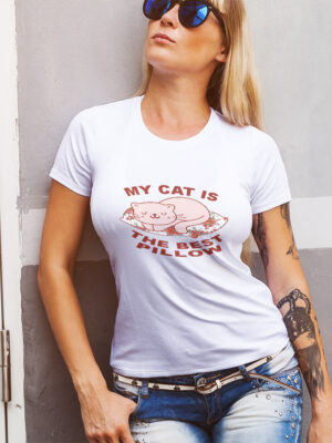 Γυναικείο μπλουζάκι με στάμπα/Cat pillow, women's t-shirt,with cat design,for cat lovers,pillows,cozy,hug,kitty. μπλουζάκι κοντομάνικο με τύπωμα γάτα,μαξιλάρι,ρόζ,λευκό μπλουζάκι με στάμπα,μπλουζάκι κοντομάνικο,μπλουζάκι με σχέδιο,t-shirt με σχέδιο.