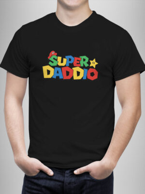 Μπλουζάκι με στάμπα/Super Daddio, καλοκαιρινό μπλουζάκι κοντομάνικο ,ανδρικό,για τη γιορτή του πατέρα με θέμα super mario,μαύρο μπλουζάκι με στάμπα,μπλουζάκι κοντομάνικο,μπλουζάκι με σχέδιο,t-shirt με σχέδιο,ανδρικό t-shirt,βαμβακερό μπλουζάκι.