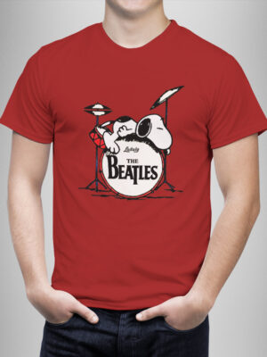 Μπλουζάκι με στάμπα/Snoopy Beatles, t-shirt ανδρικό σε κόκκινο χρώμα με τον σνούπι,beatles,μουσική,ντράμς,κίτρινο μπλουζάκι με στάμπα,μπλουζάκι κοντομάνικο,μπλουζάκι με σχέδιο,t-shirt με σχέδιο,ανδρικό t-shirt,βαμβακερό μπλουζάκι.