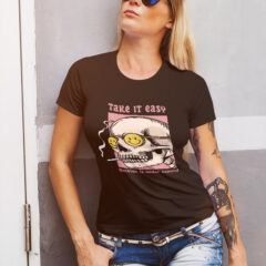 Γυναικείο μπλουζάκι με στάμπα/Easy living, women's t-shirt,with skull and quote,pink background. μπλουζάκι κοντομάνικο γυναικείο ,με τύπωμα νεκροκεφαλή,χιουμοριστικό,μαύρο μπλουζάκι με στάμπα,μπλουζάκι κοντομάνικο,μπλουζάκι με σχέδιο.