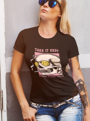 Γυναικείο μπλουζάκι με στάμπα/Easy living, women's t-shirt,with skull and quote,pink background. μπλουζάκι κοντομάνικο γυναικείο ,με τύπωμα νεκροκεφαλή,χιουμοριστικό,μαύρο μπλουζάκι με στάμπα,μπλουζάκι κοντομάνικο,μπλουζάκι με σχέδιο.